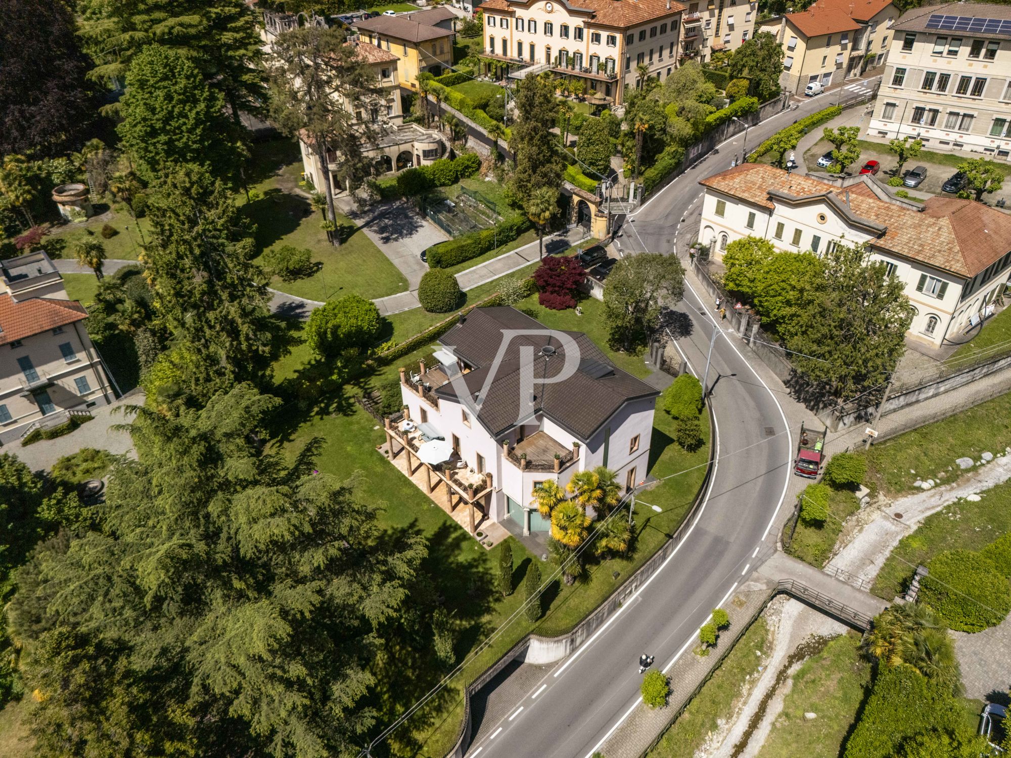 Lago di Como - Splendida villa con piscina e ascensore interno