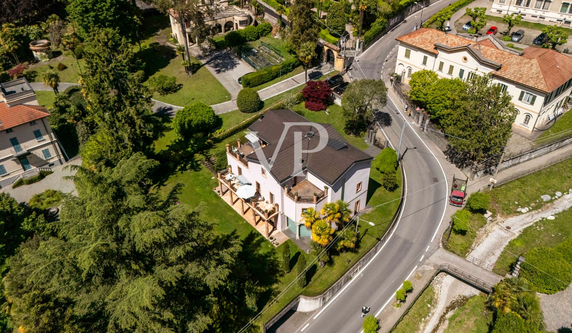 Lago di Como - Splendida villa con piscina e ascensore interno