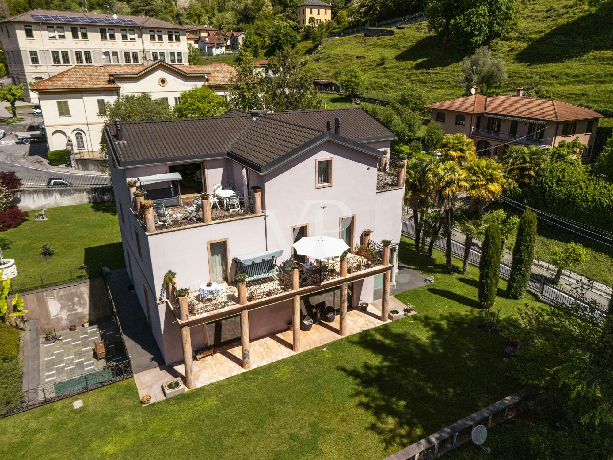 Lago di Como - Splendida villa con piscina e ascensore interno