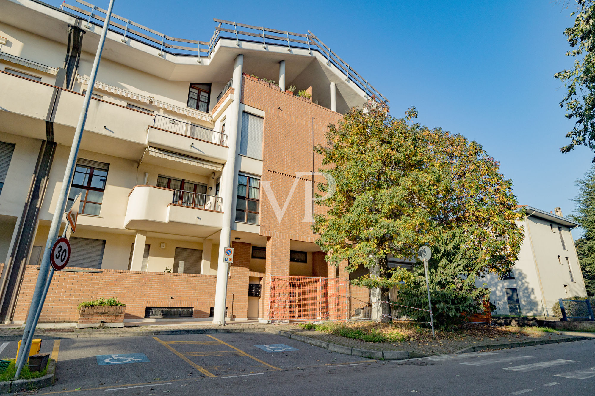 Helle Zweizimmerwohnung in modernem Gebäude mit Terrassen und Garage