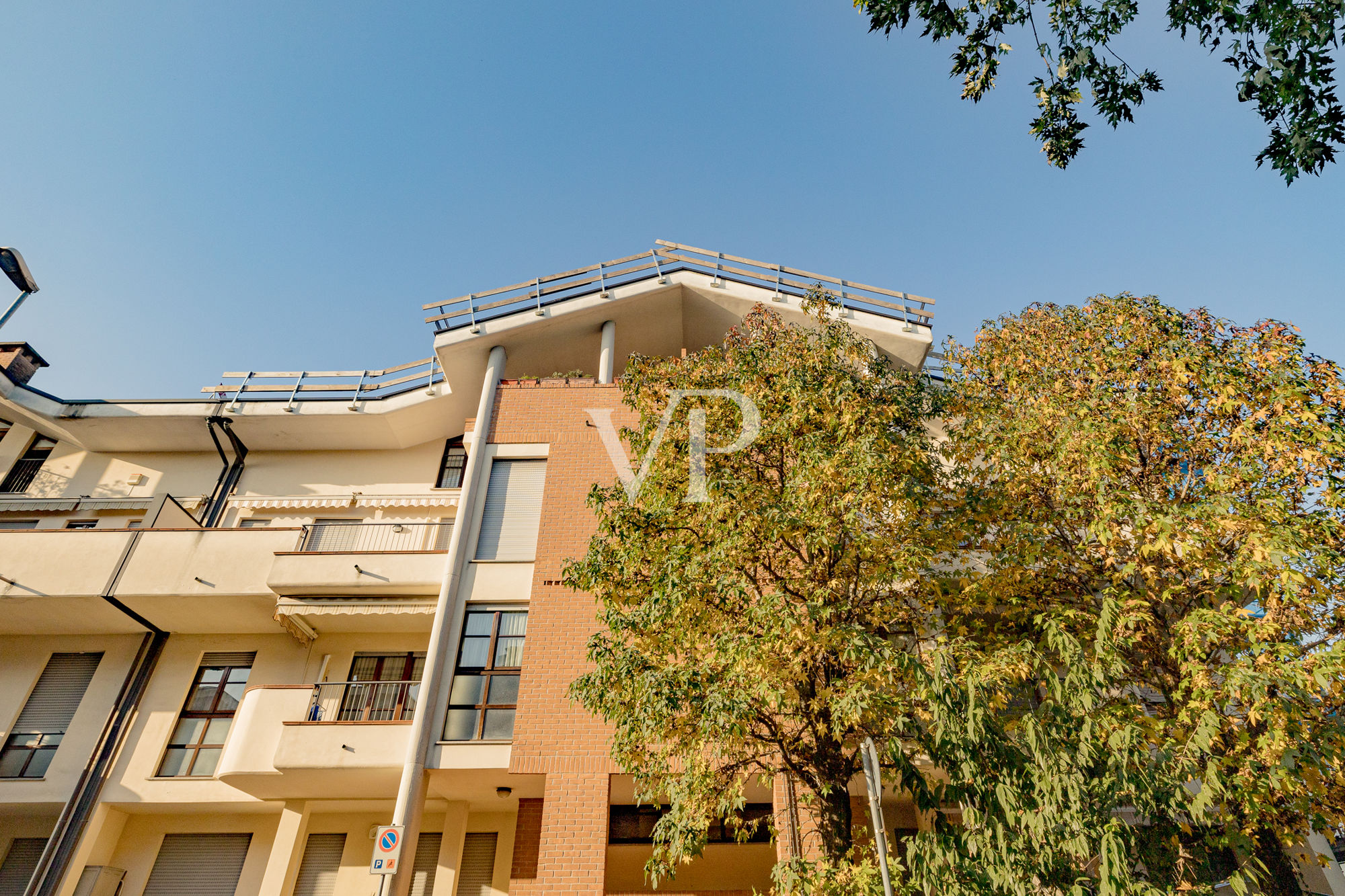 Helle Dreizimmerwohnung in modernem Gebäude mit Terrassen und Garage