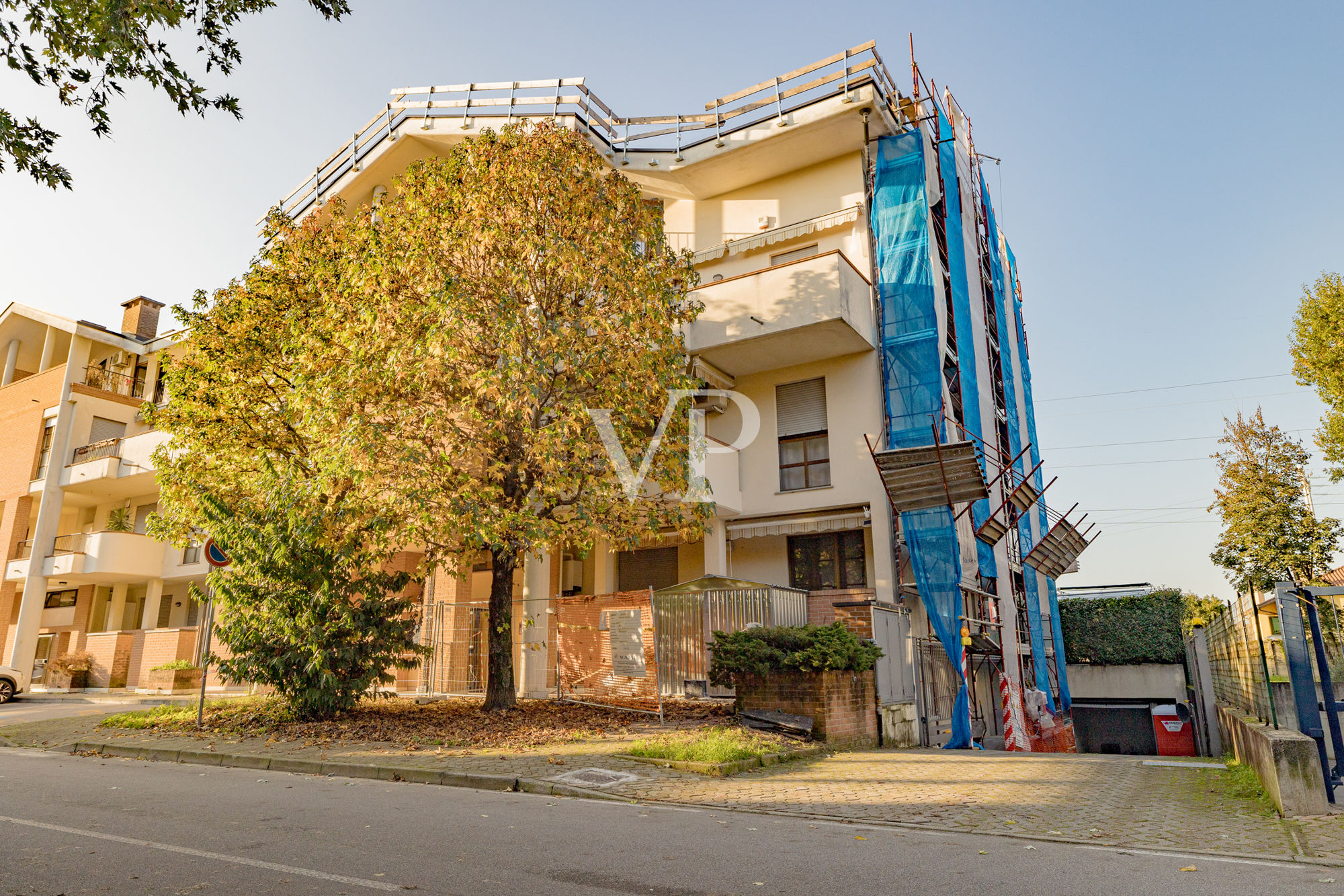 Helle Dreizimmerwohnung in modernem Gebäude mit Terrassen und Garage