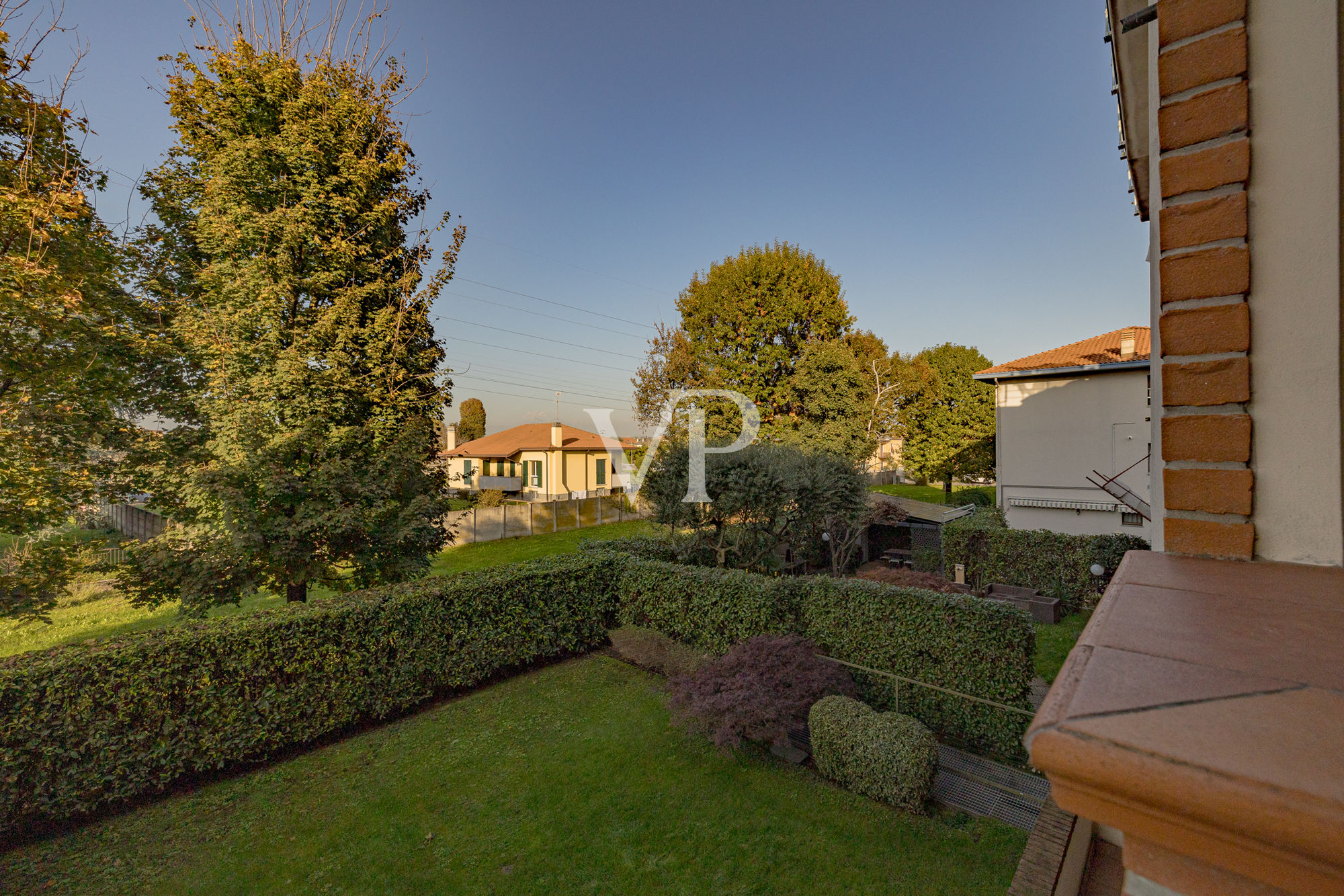 Helle Dreizimmerwohnung in modernem Gebäude mit Terrassen und Garage