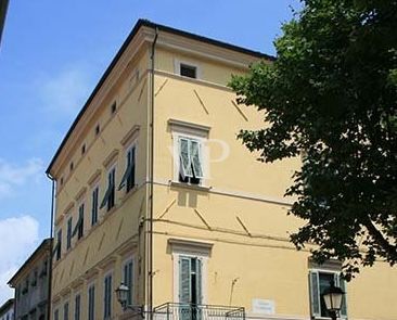 Repräsentative Wohnung in historischem Gebäude