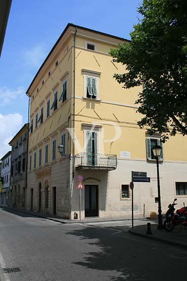 Repräsentative Wohnung in historischem Gebäude