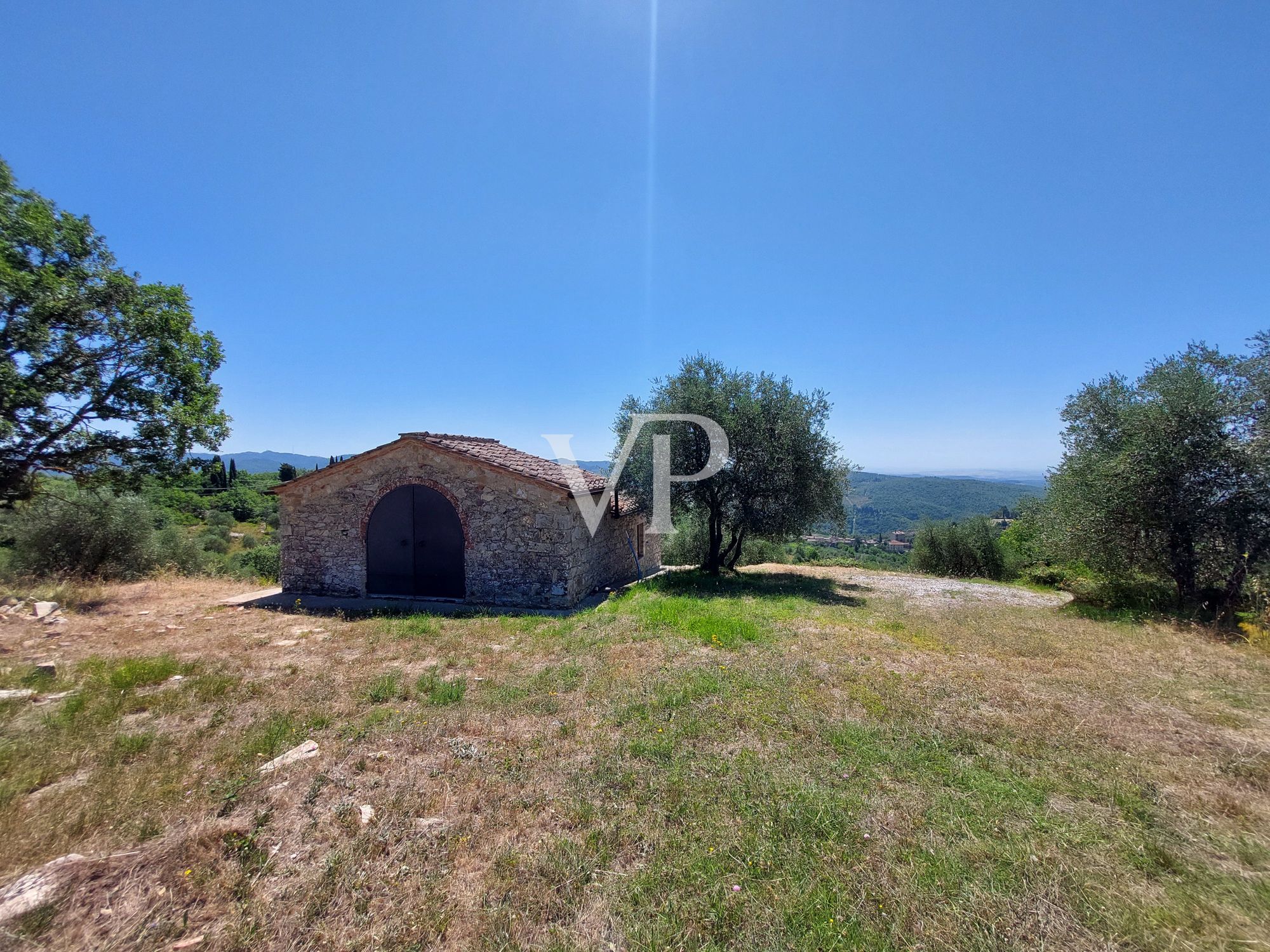 Bauernhaus aus Stein mit Nebengebäuden, Land mit Olivenhain, Schwimmbad und Solarium