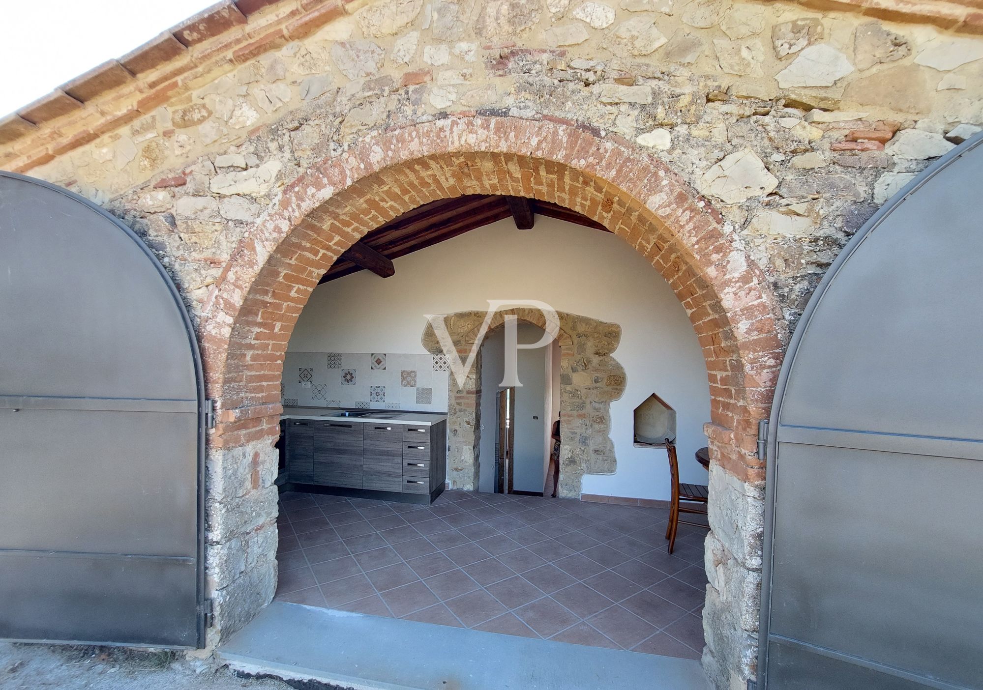 Bauernhaus aus Stein mit Nebengebäuden, Land mit Olivenhain, Schwimmbad und Solarium