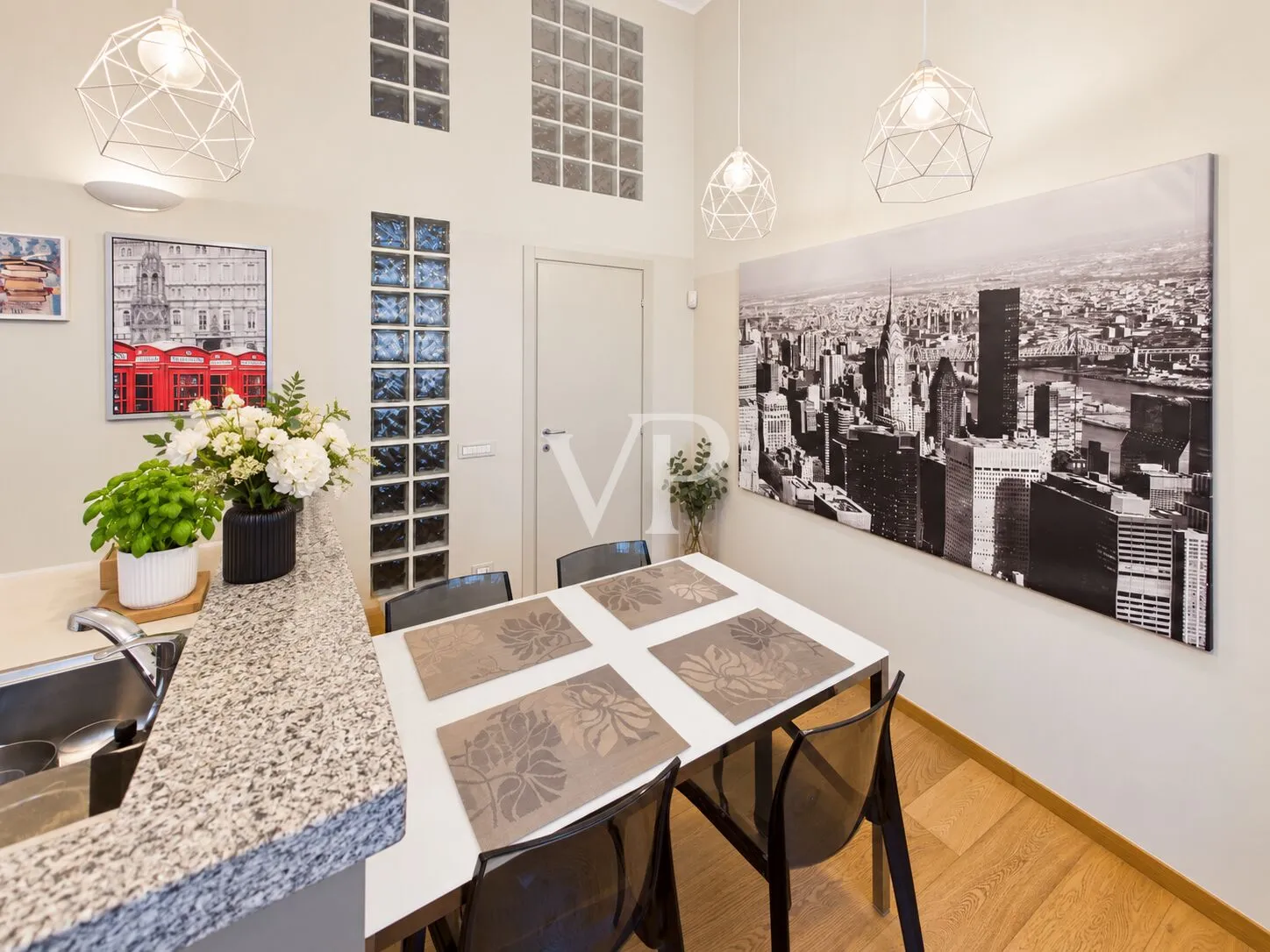 Charmant loft avec un vaste espace de vie et une cuisine séparée