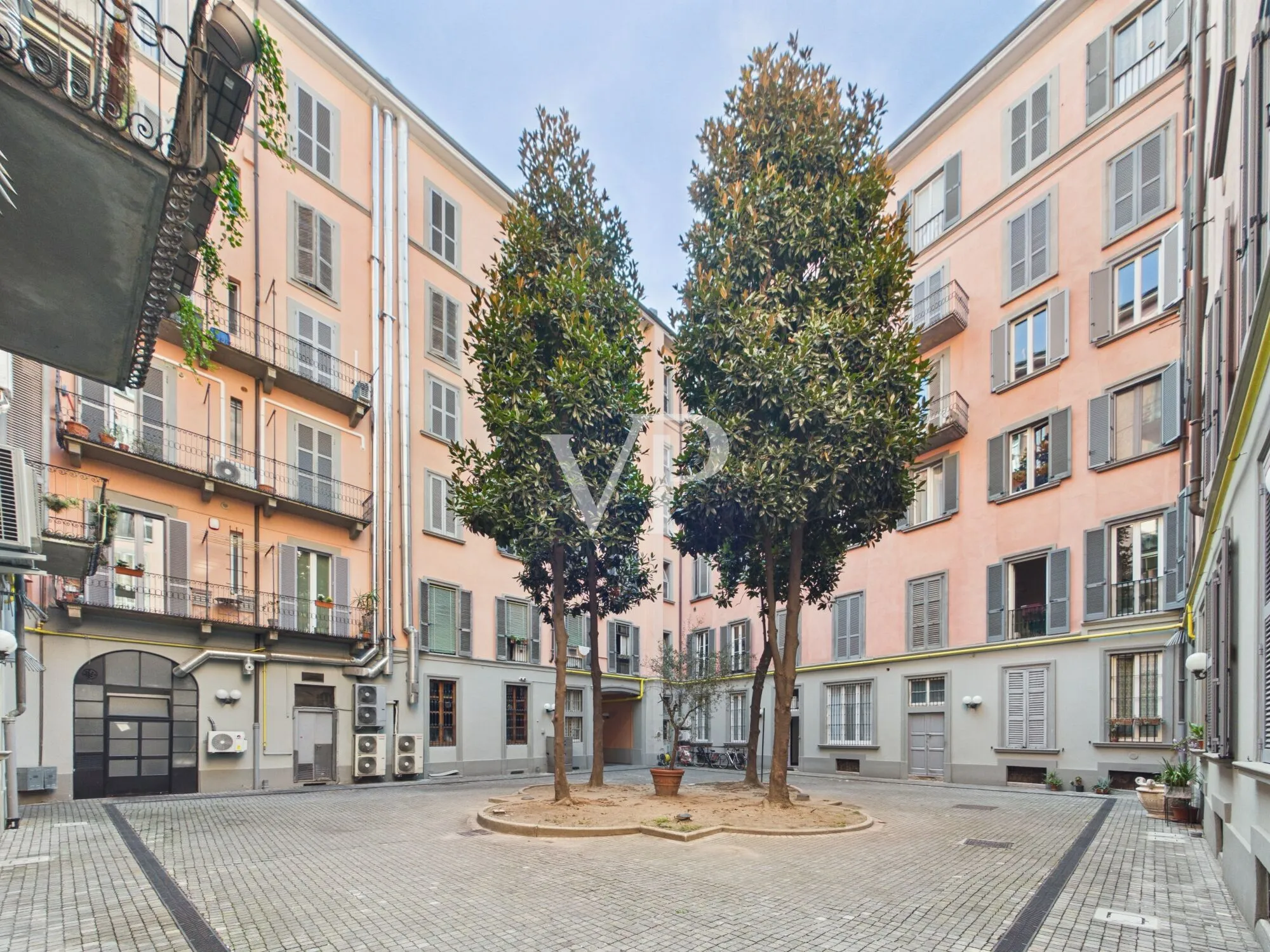 Charmant loft avec un vaste espace de vie et une cuisine séparée