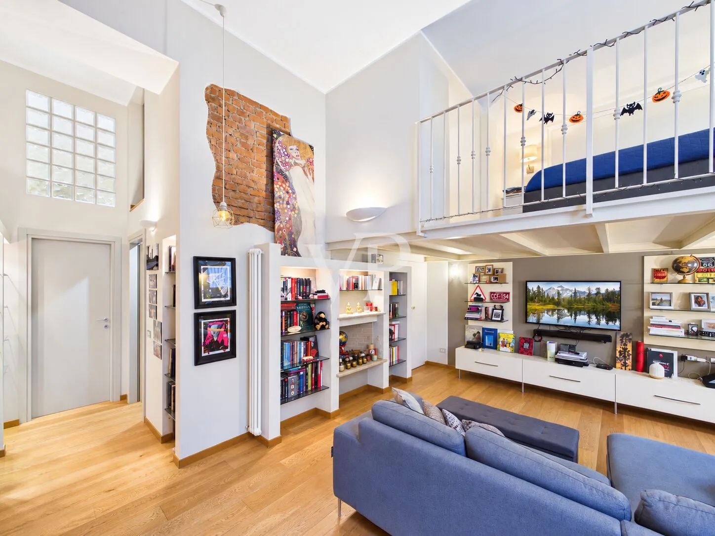 Charmant loft avec un vaste espace de vie et une cuisine séparée