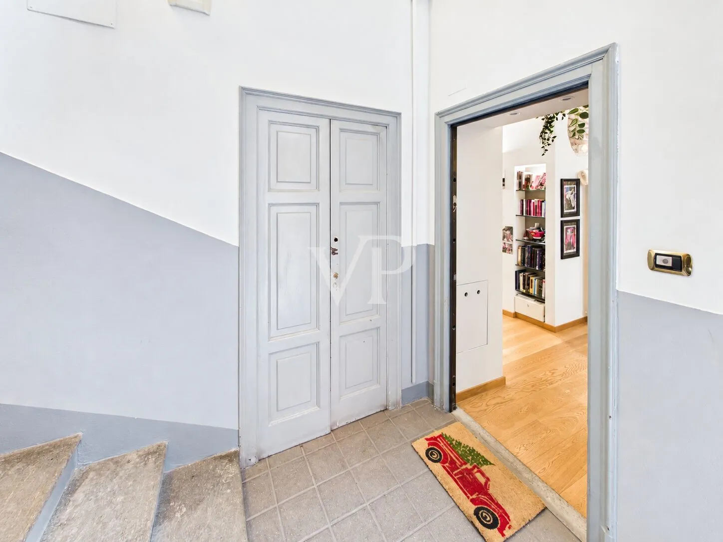 Charmant loft avec un vaste espace de vie et une cuisine séparée