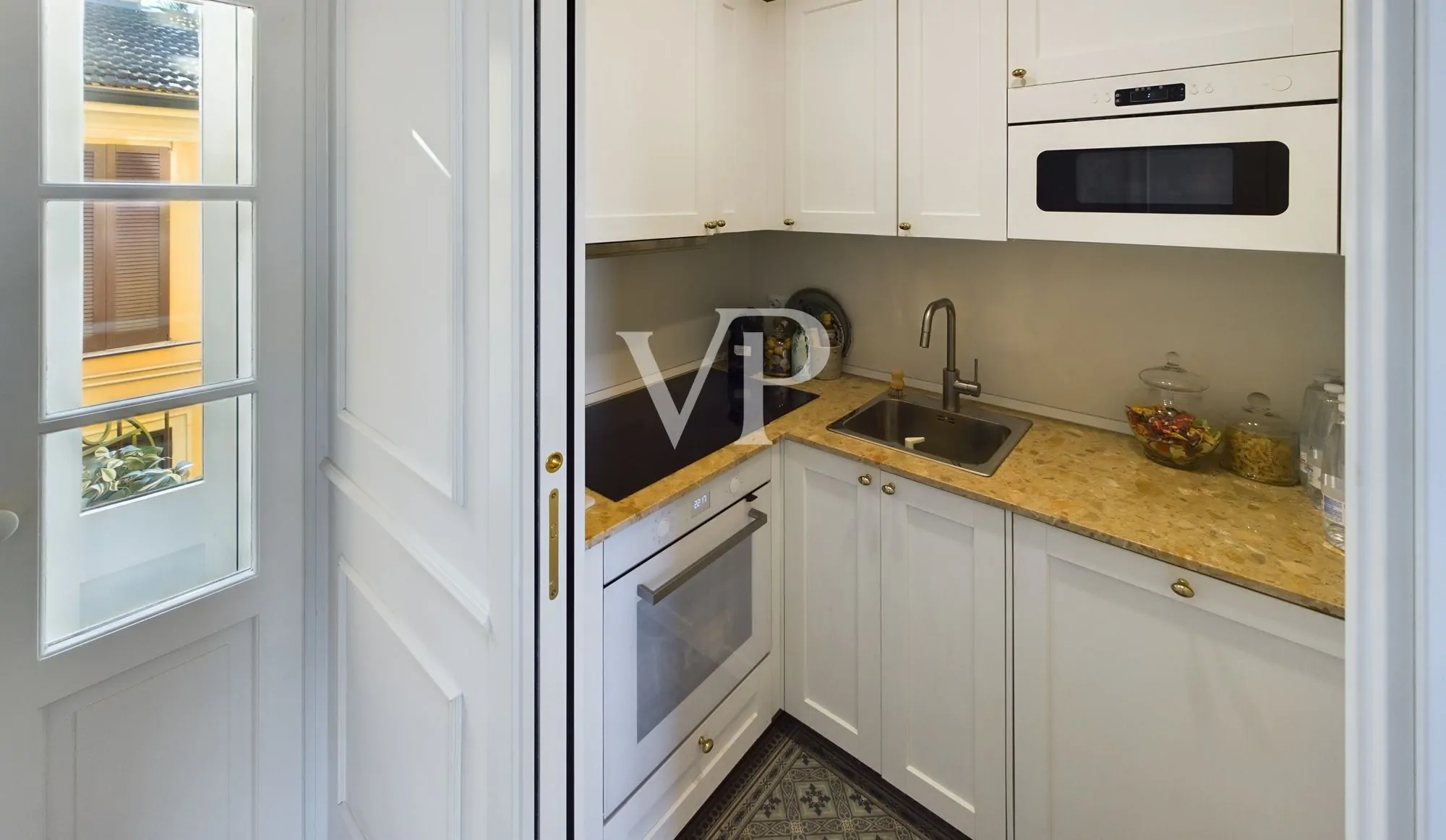 Repräsentative, fein renovierte Dreizimmerwohnung mit Balkon