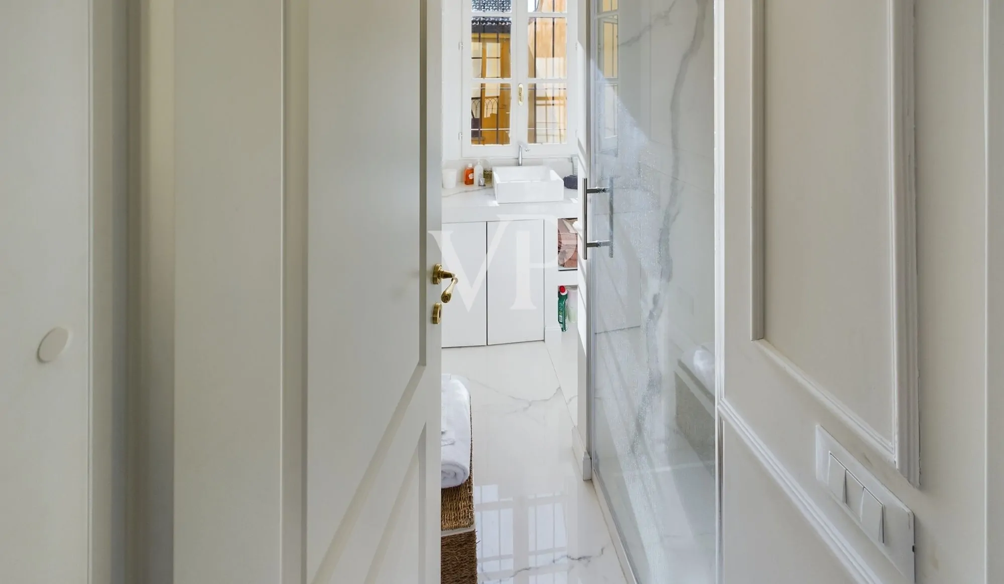 Repräsentative, fein renovierte Dreizimmerwohnung mit Balkon