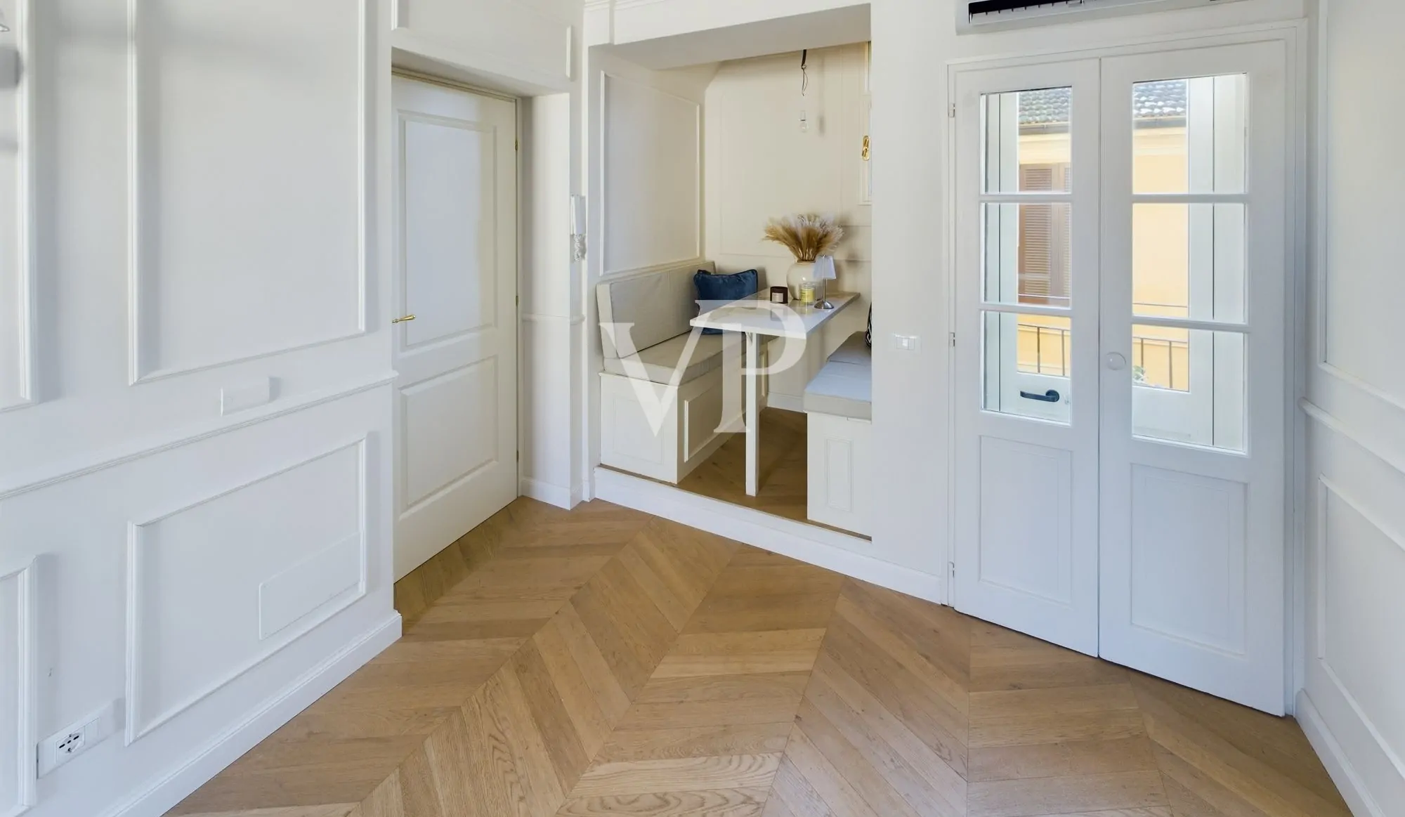 Repräsentative, fein renovierte Dreizimmerwohnung mit Balkon