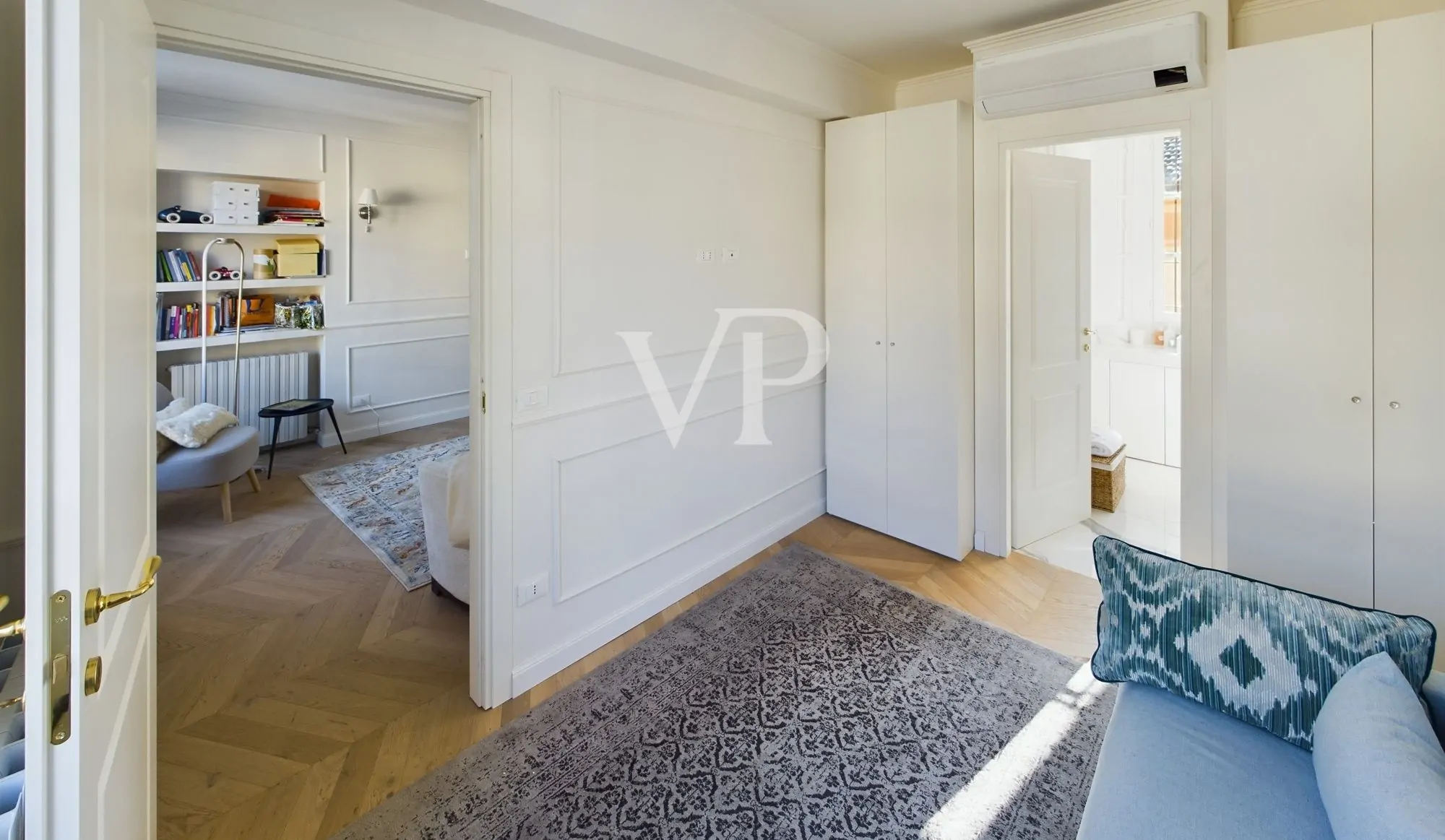 Repräsentative, fein renovierte Dreizimmerwohnung mit Balkon