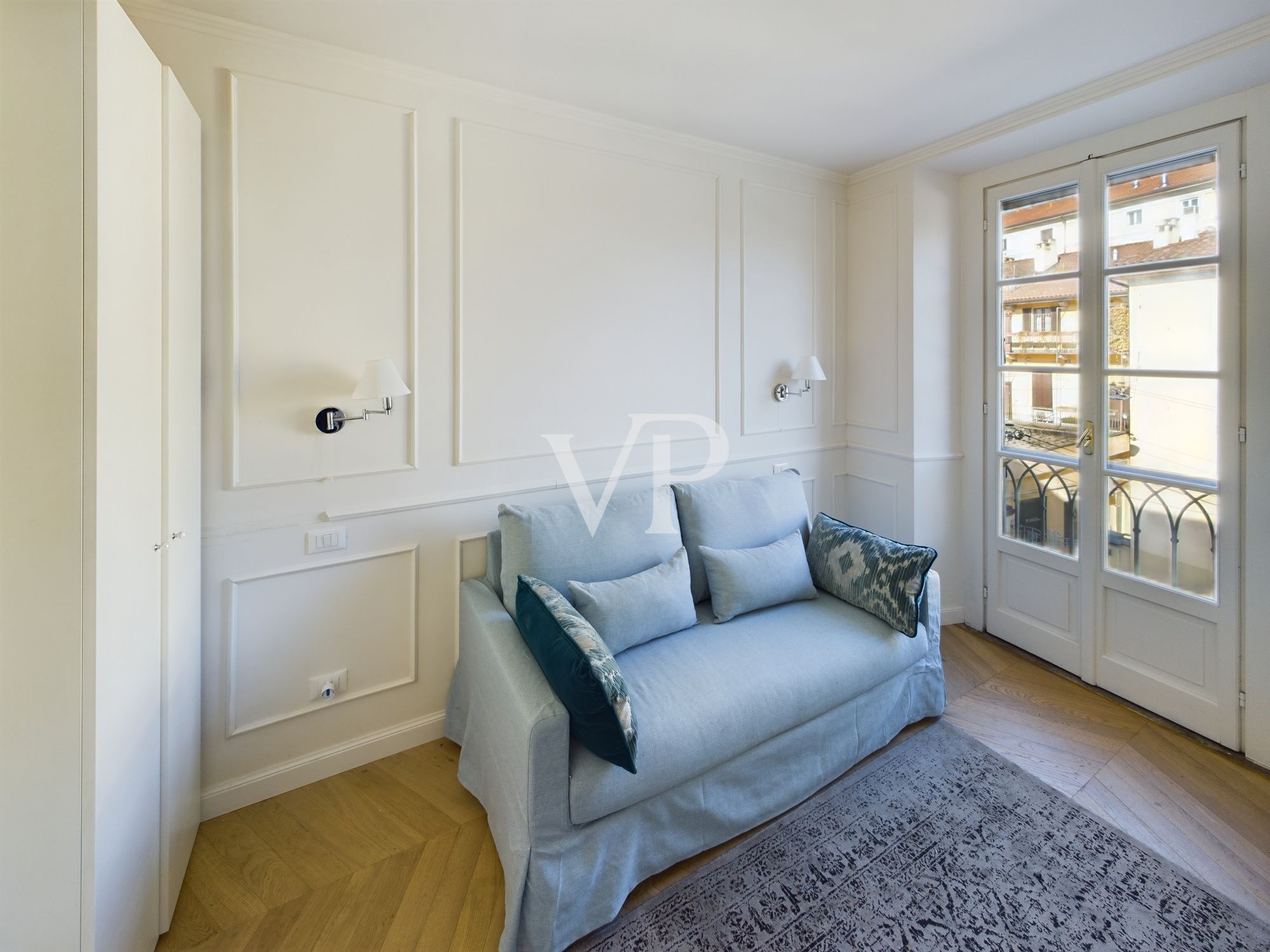 Prestigious three-room finely renovated apartment with balcony