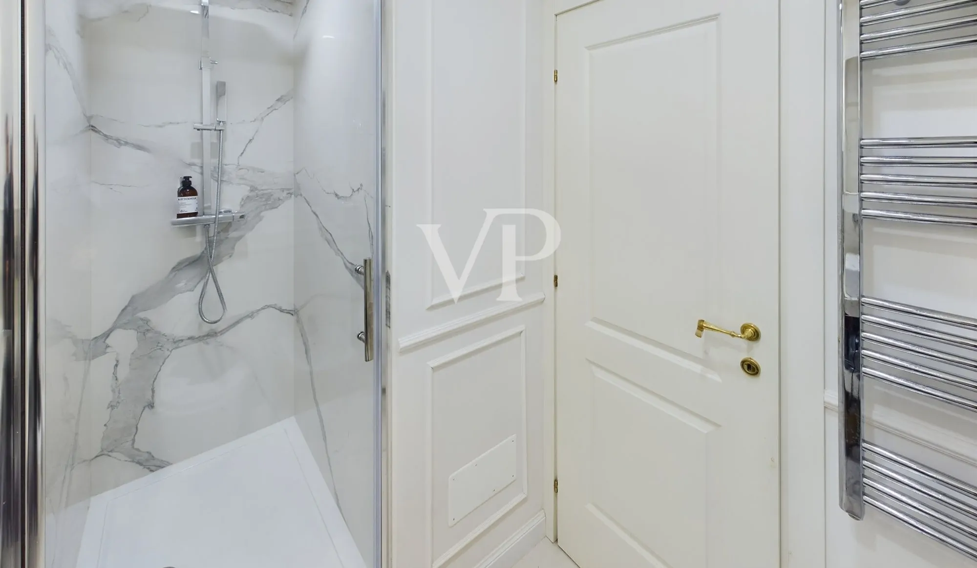 Repräsentative, fein renovierte Dreizimmerwohnung mit Balkon