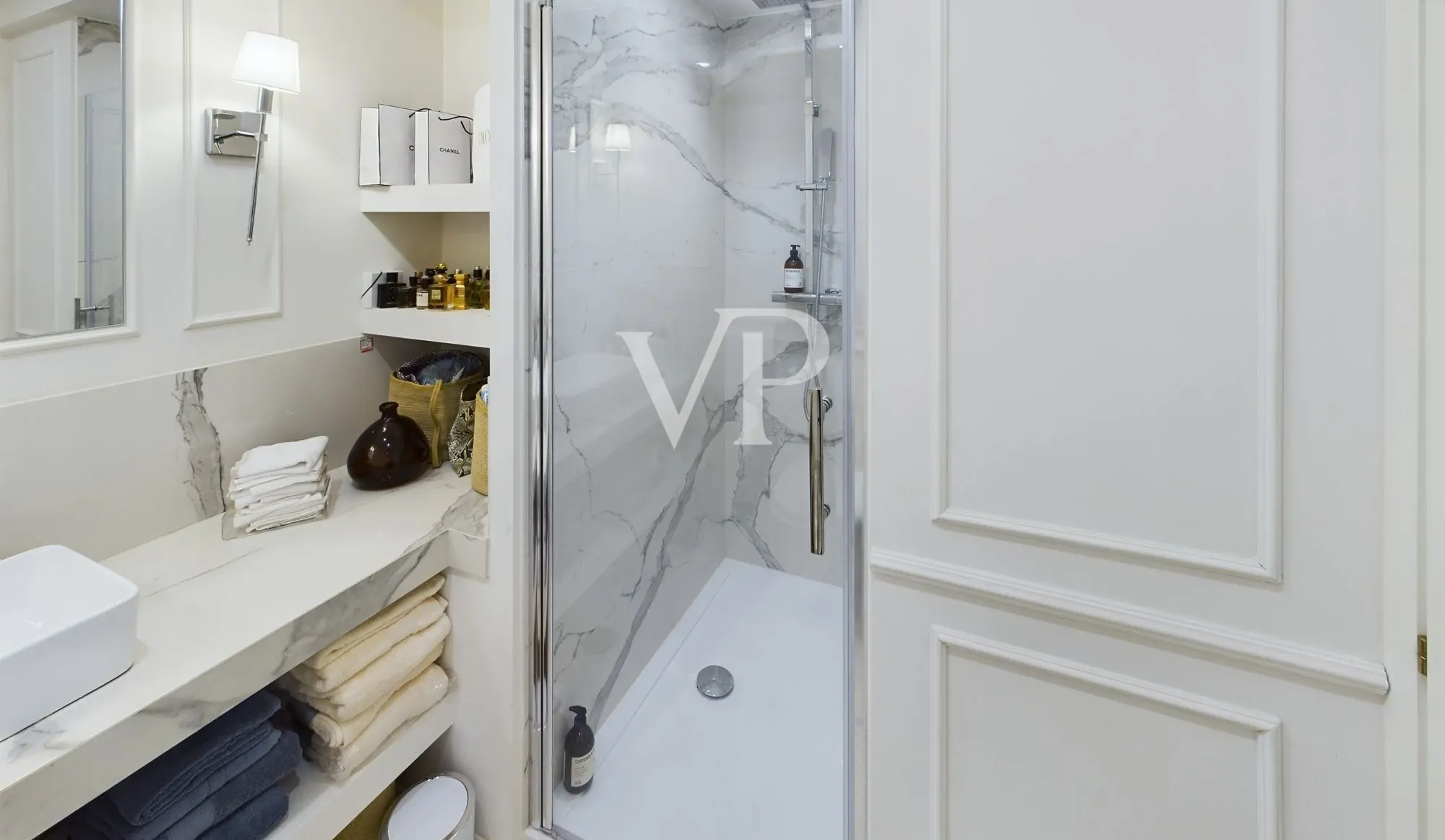 Repräsentative, fein renovierte Dreizimmerwohnung mit Balkon