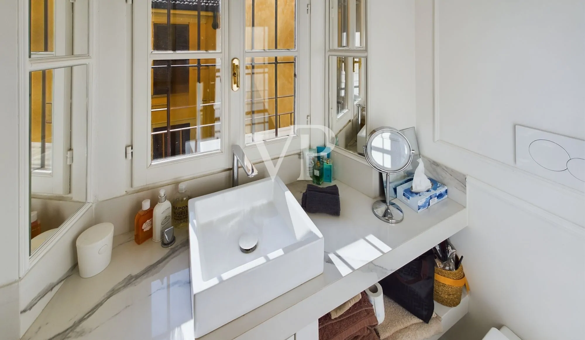 Repräsentative, fein renovierte Dreizimmerwohnung mit Balkon