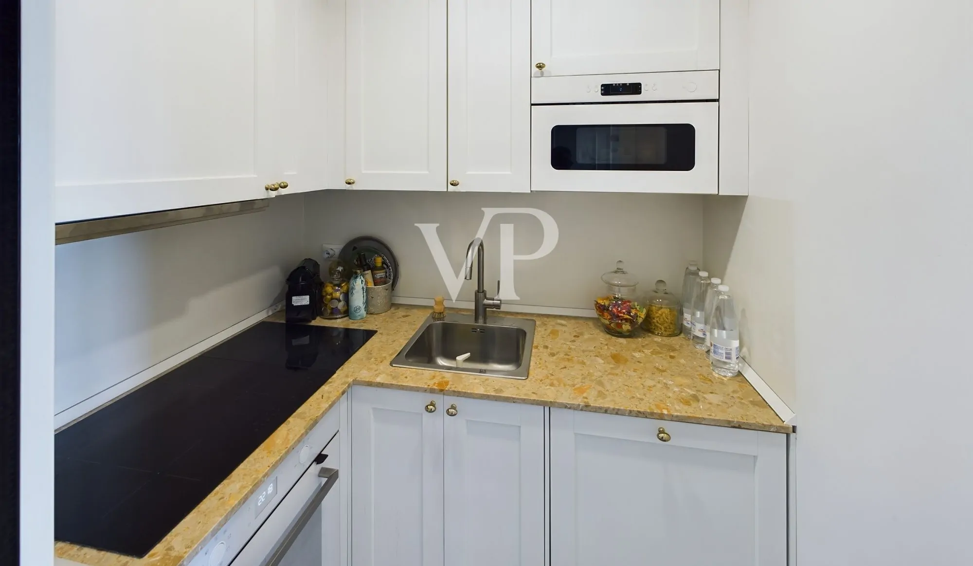 Repräsentative, fein renovierte Dreizimmerwohnung mit Balkon