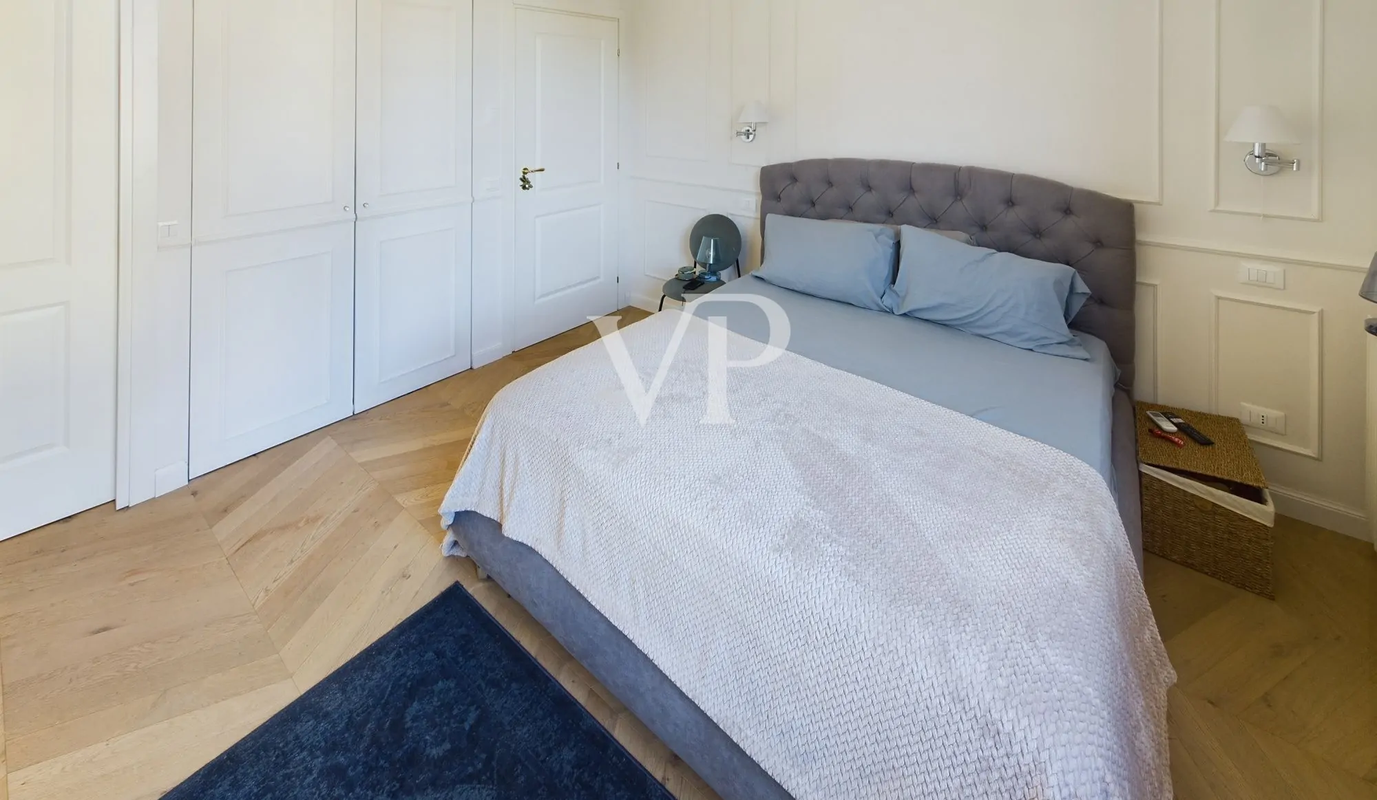 Repräsentative, fein renovierte Dreizimmerwohnung mit Balkon