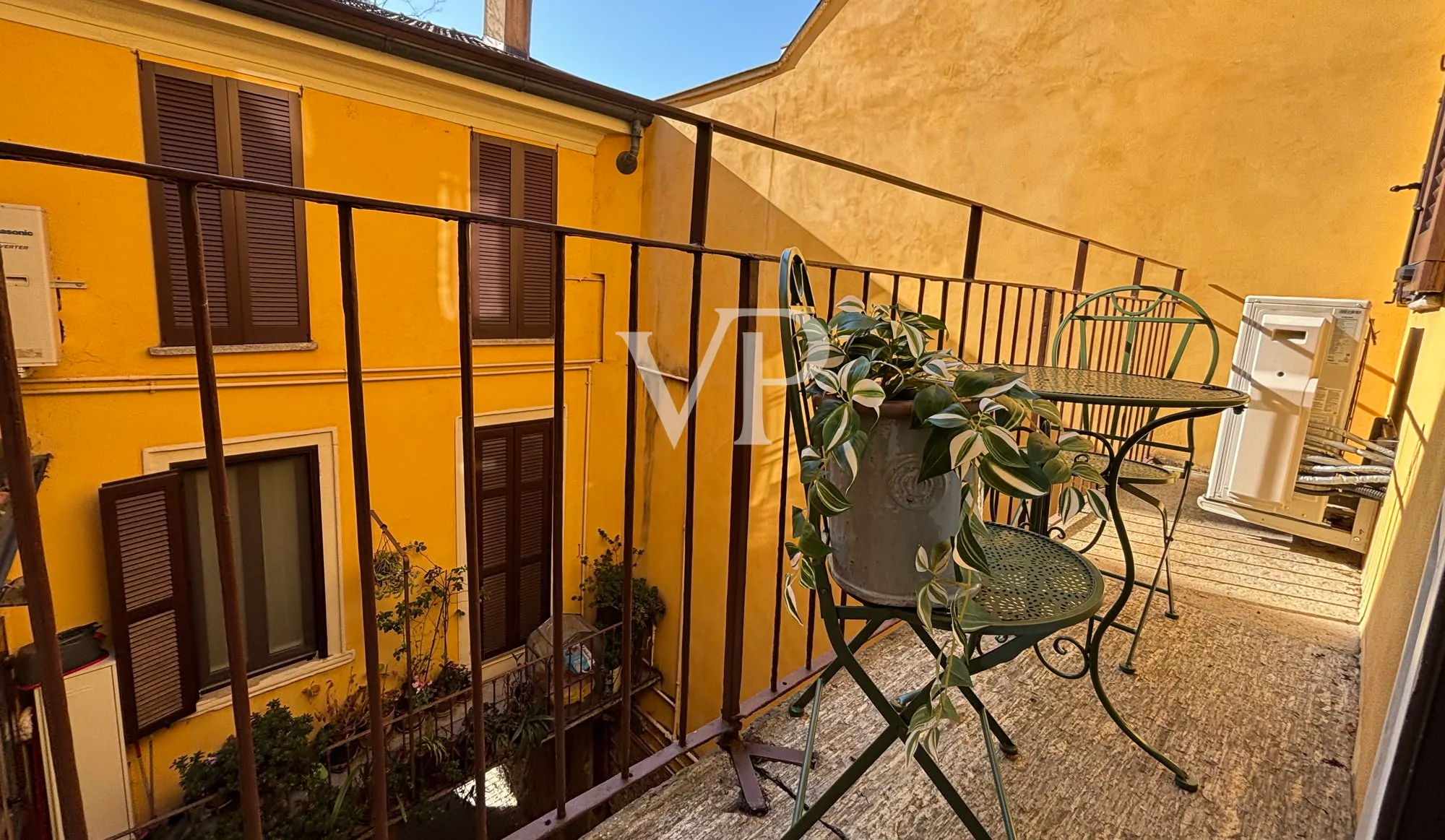 Repräsentative, fein renovierte Dreizimmerwohnung mit Balkon