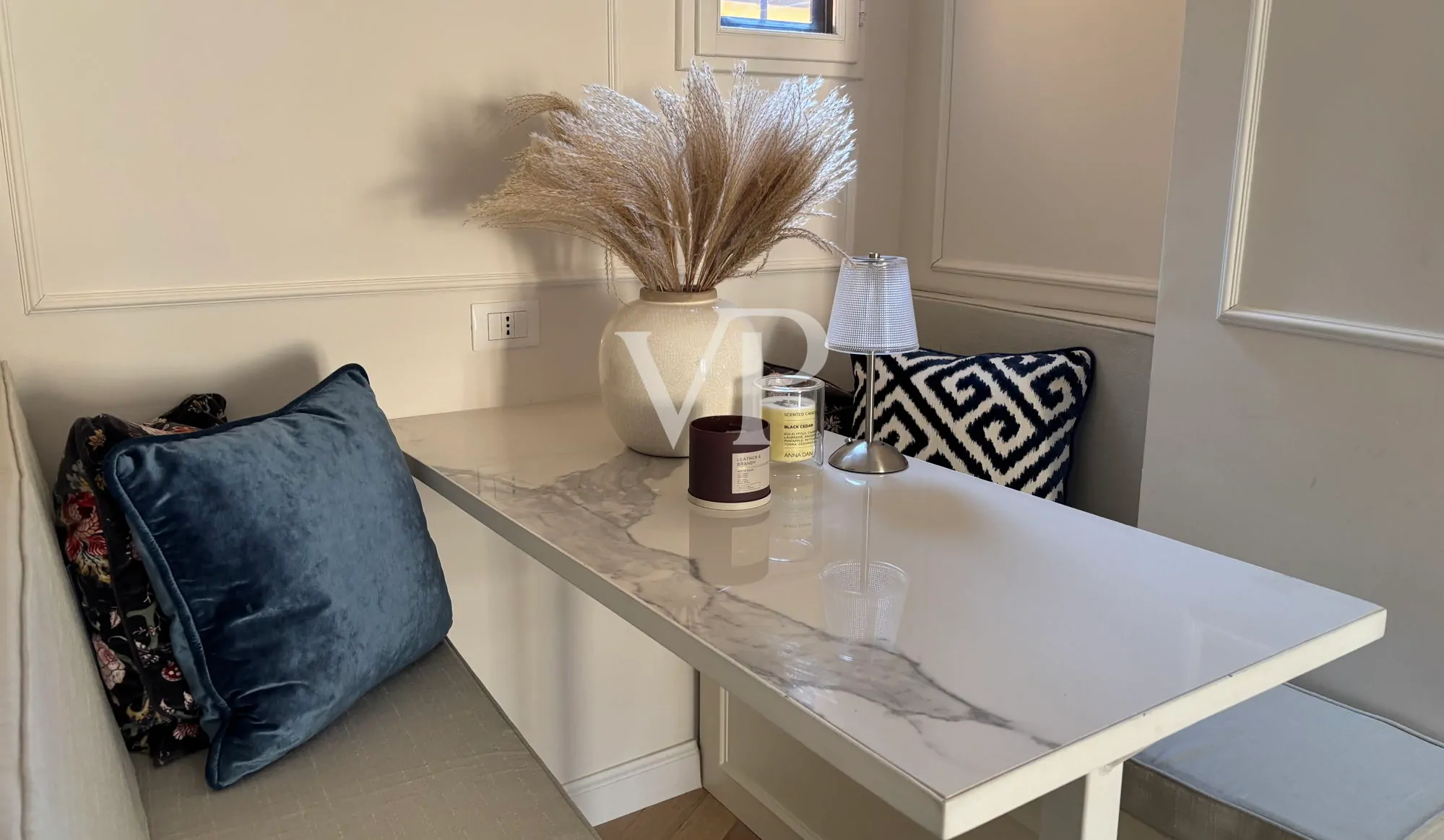 Repräsentative, fein renovierte Dreizimmerwohnung mit Balkon