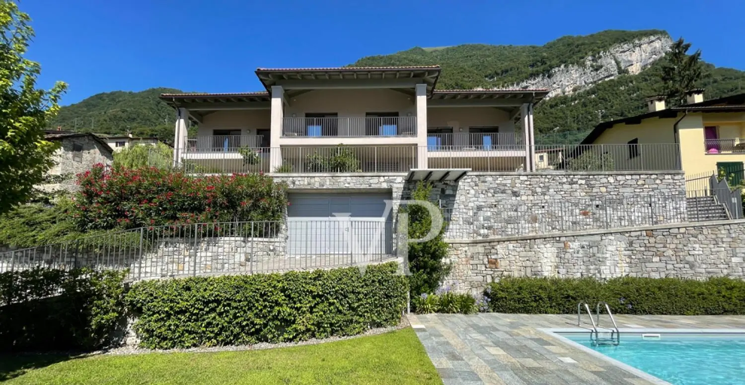 Vier-Zimmer-Wohnung mit zwei Bädern und privatem Garten, in Residenz mit Schwimmbad