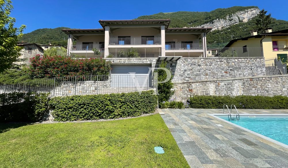esterno con piscina