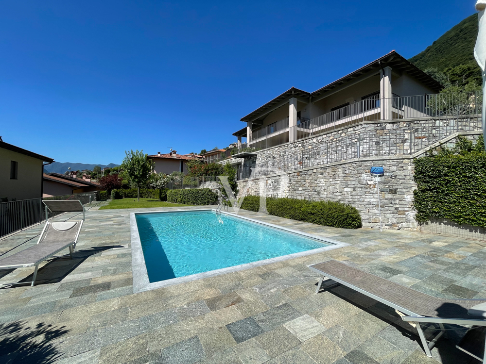 esterno con piscina
