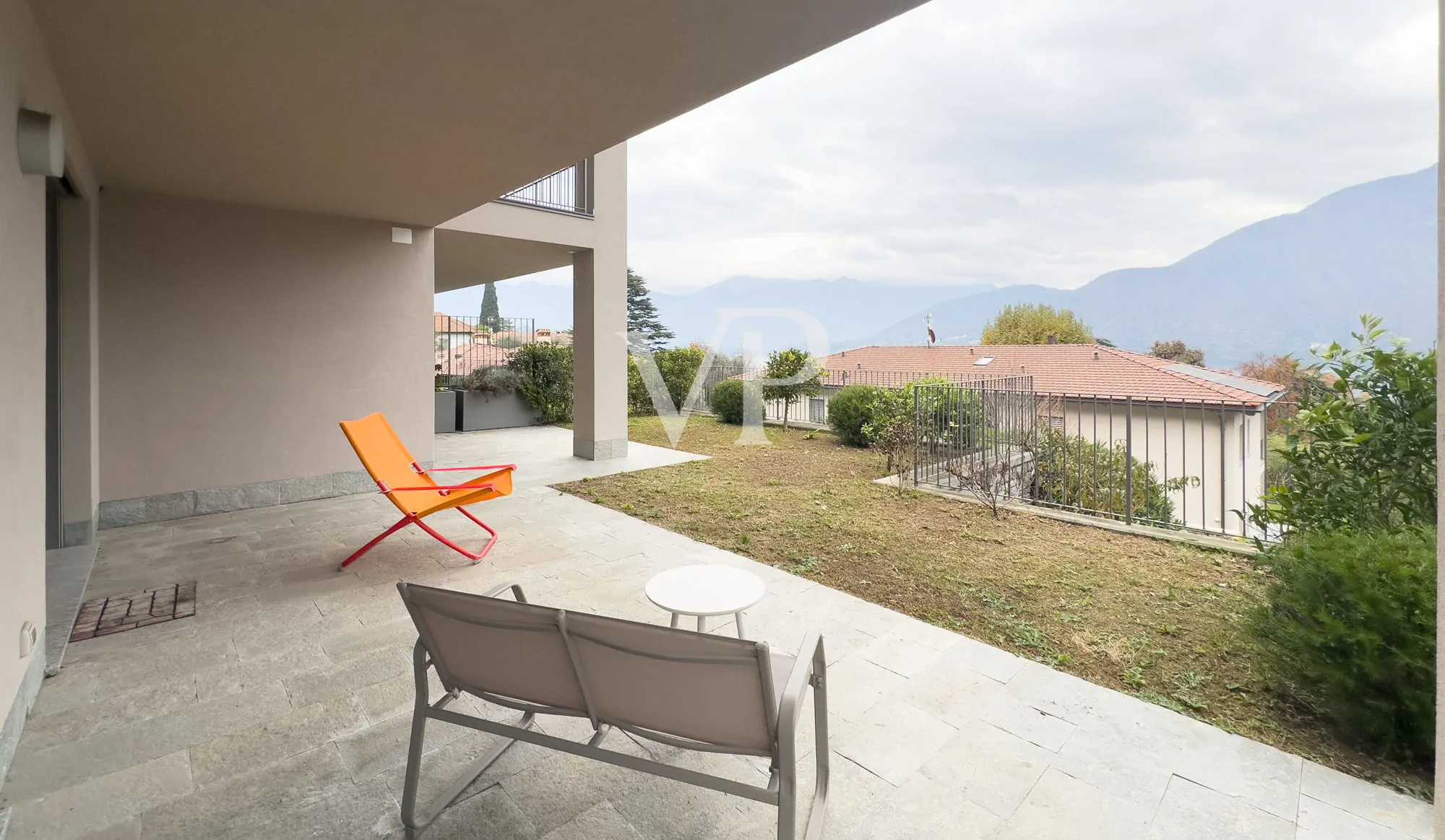 portico e giardino privato