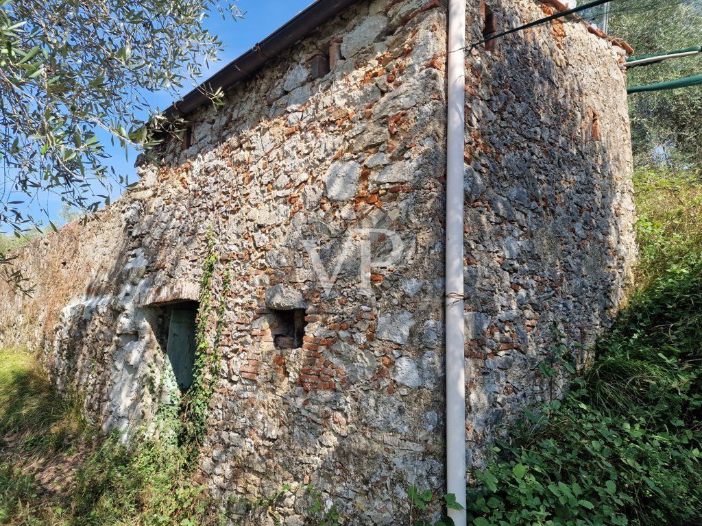 Bauernhaus in den grünen Hügeln