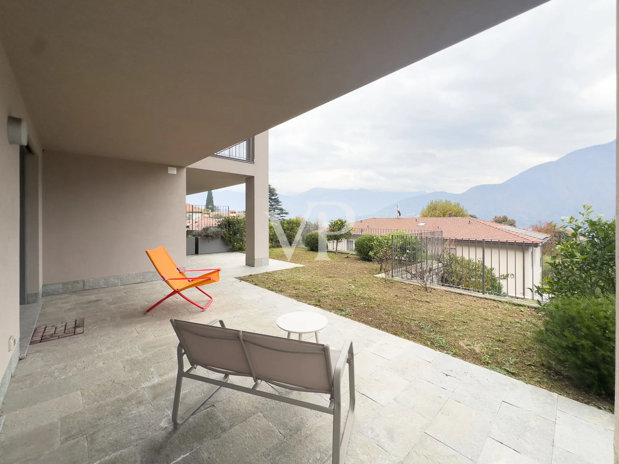 portico e giardino privato