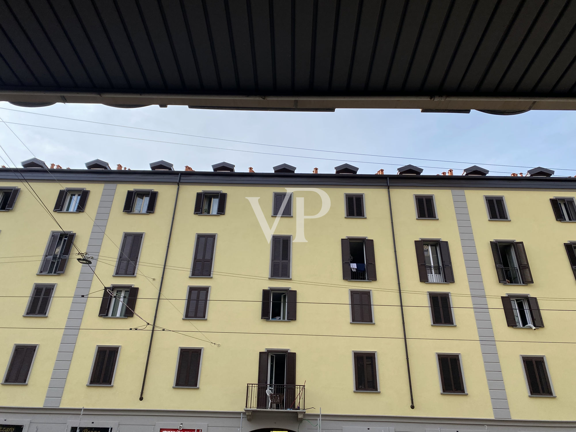 Renovated studio apartment on high floor in Bocconi area