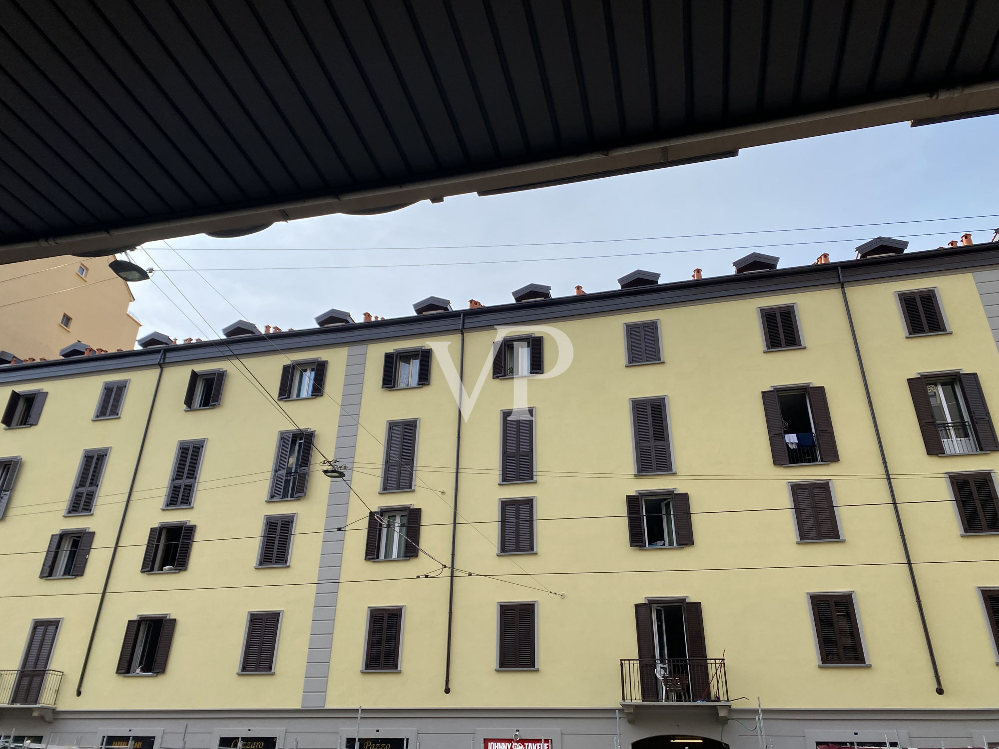 Renovated studio apartment on high floor in Bocconi area