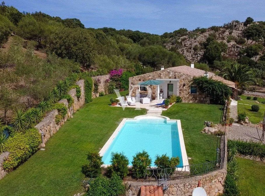 Villa esclusiva a La Mendula: Fascino sardo e totale privacy