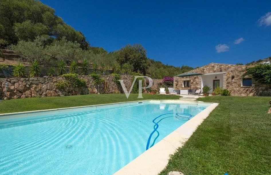 Exclusiva villa en La Mendula: encanto sardo y total privacidad