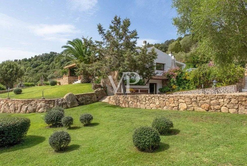 Villa esclusiva a La Mendula: Fascino sardo e totale privacy