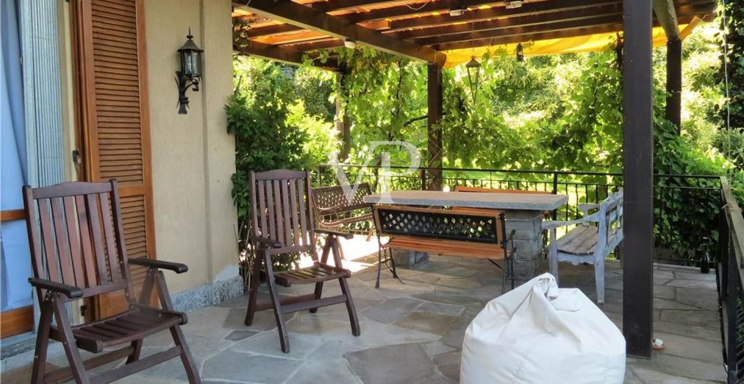 Villa Immersa nel verde con magnifica vista sul lago di Como