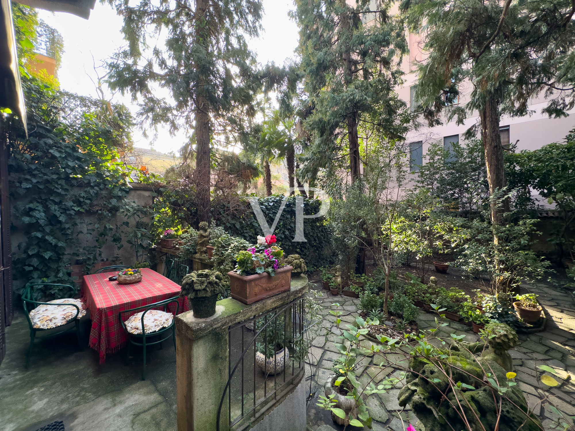 Elegant villa with private garden in the heart of Milan