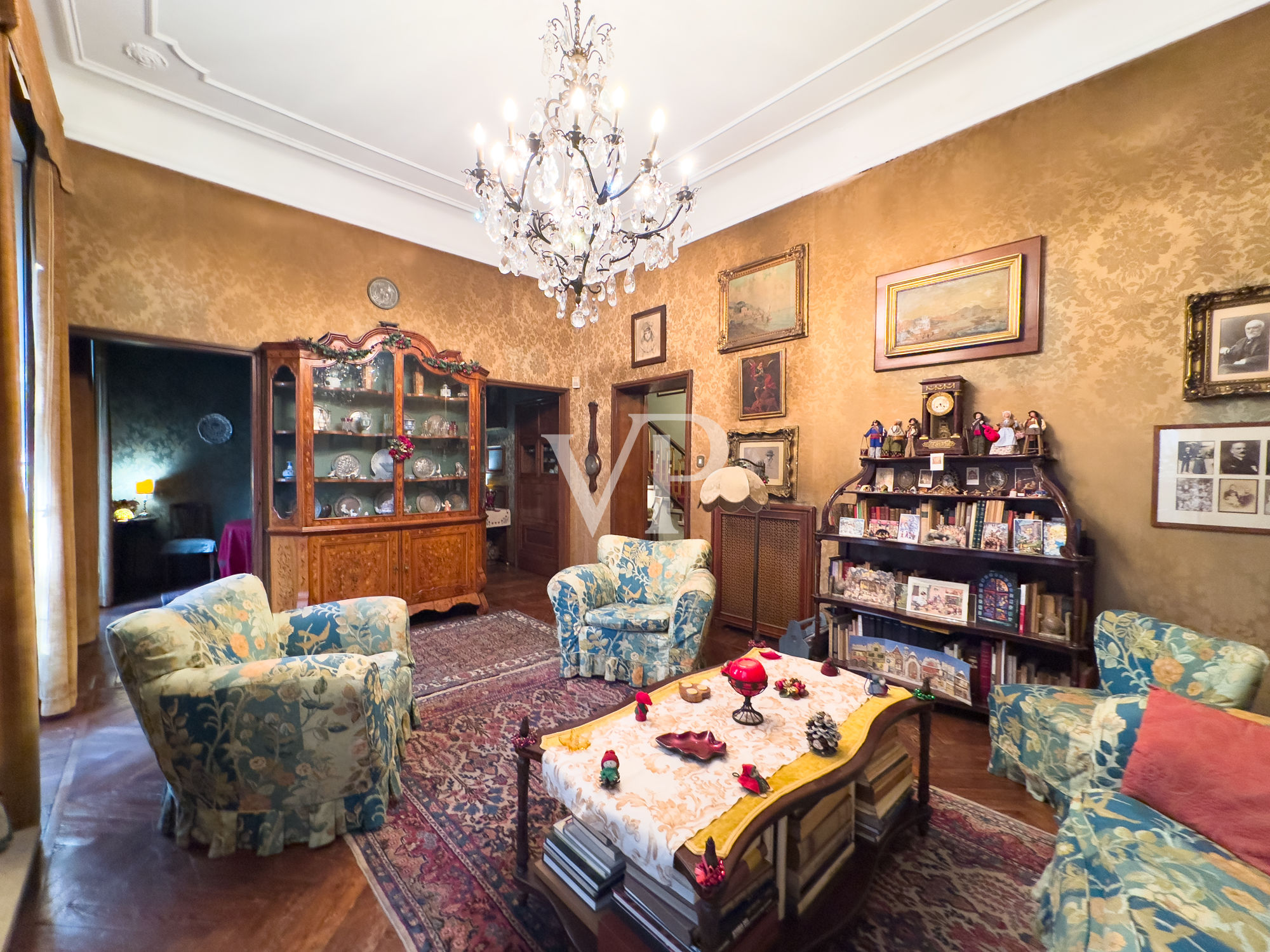 Elegant villa with private garden in the heart of Milan