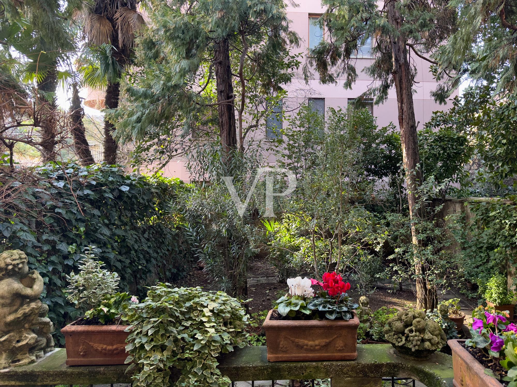 Elegant villa with private garden in the heart of Milan