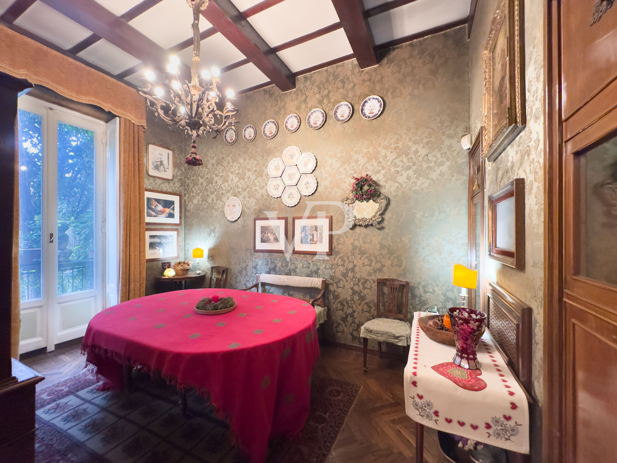 Elegant villa with private garden in the heart of Milan