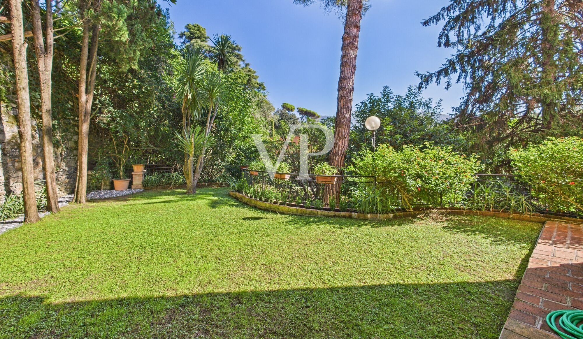 Fronte giardino privato