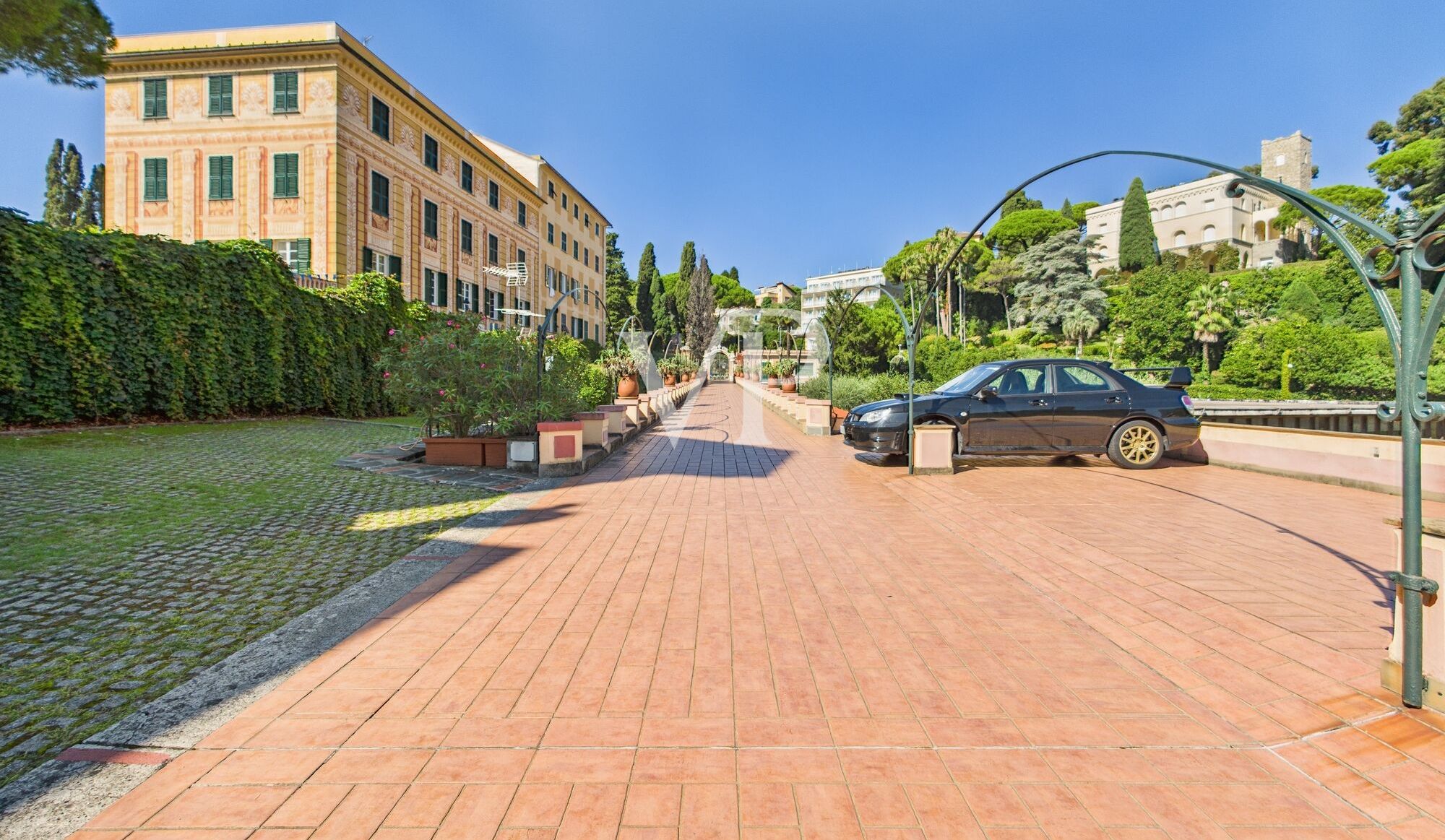 Viale ingresso - Posti auto e zona moto