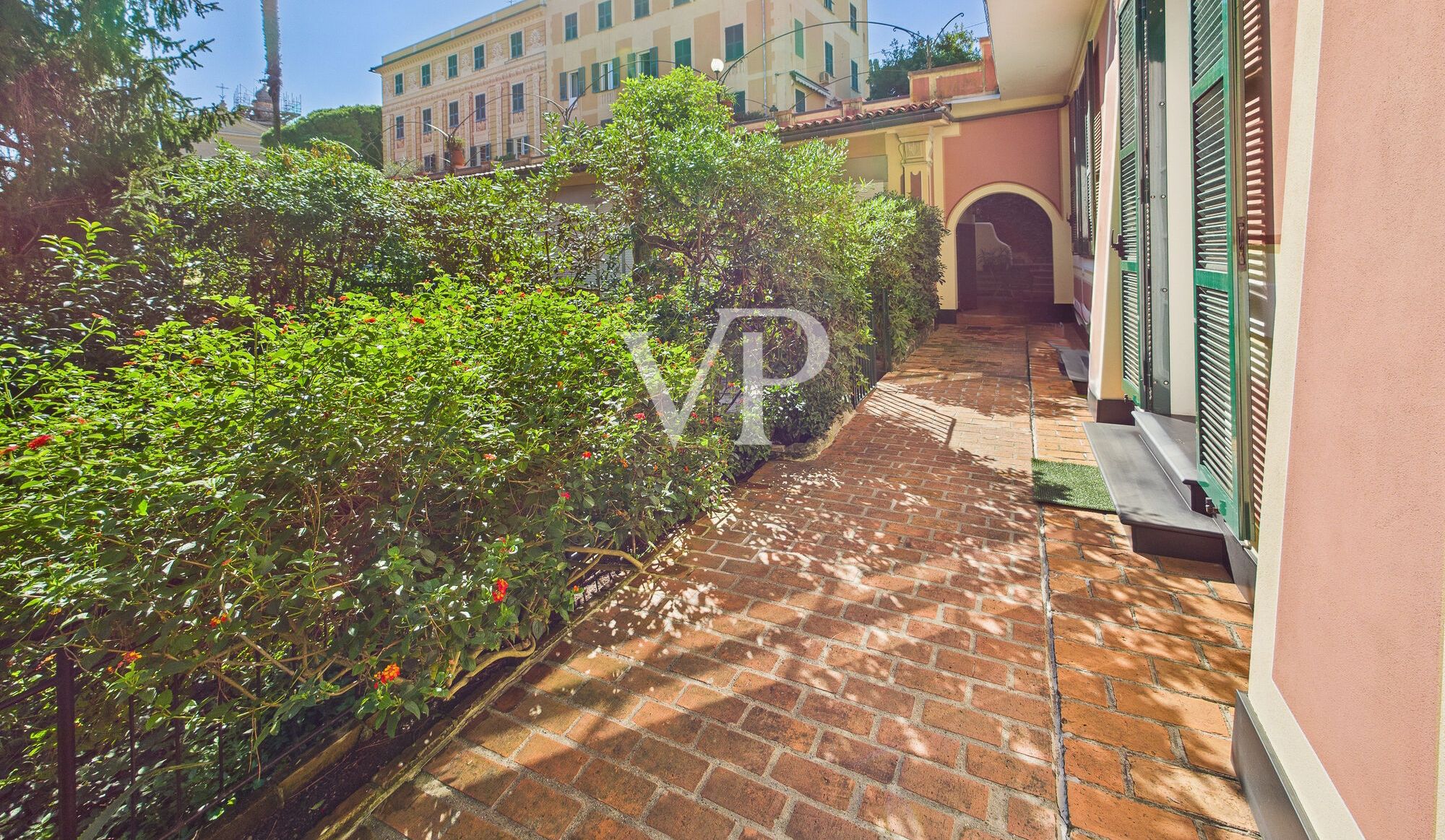 Area laterale portico-giardino e altro ingresso