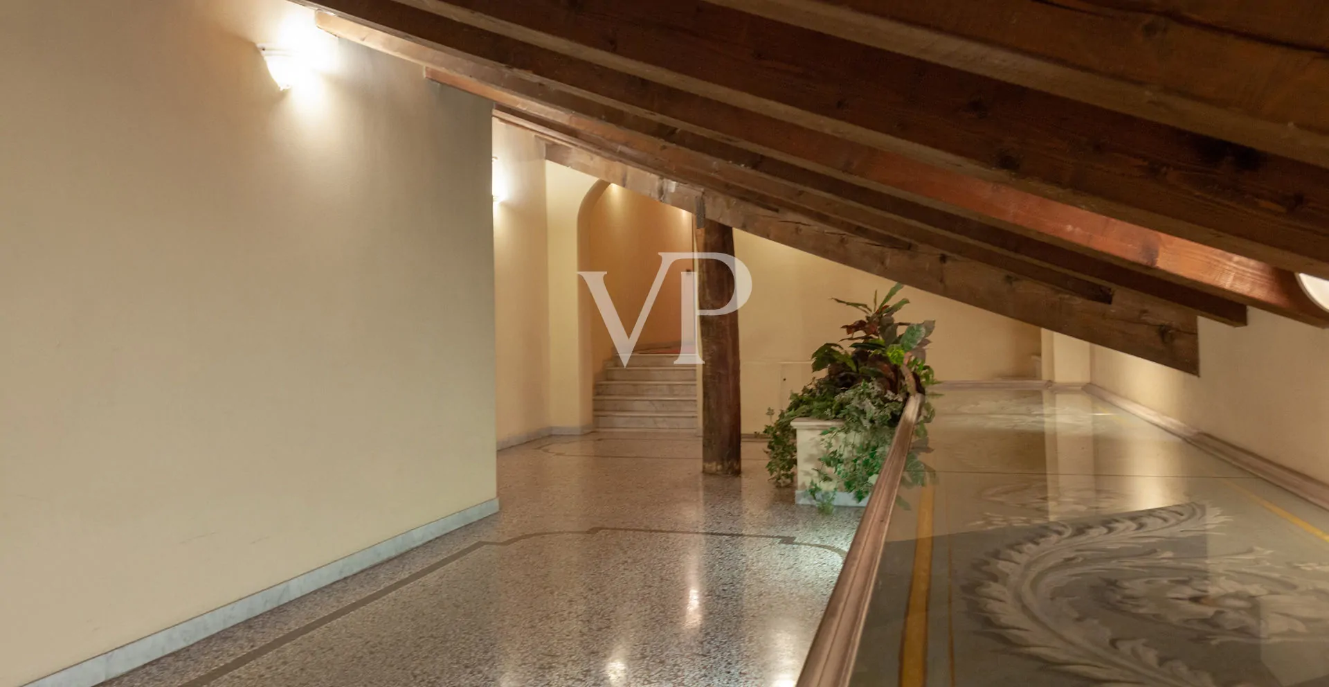 Wunderschöne Mansarde in historischem Gebäude im Zentrum von Bologna