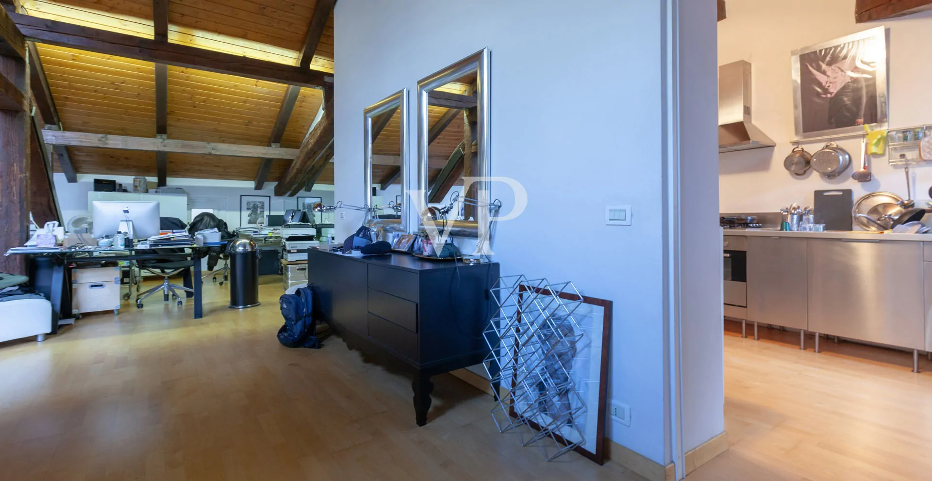 Wunderschöne Mansarde in historischem Gebäude im Zentrum von Bologna