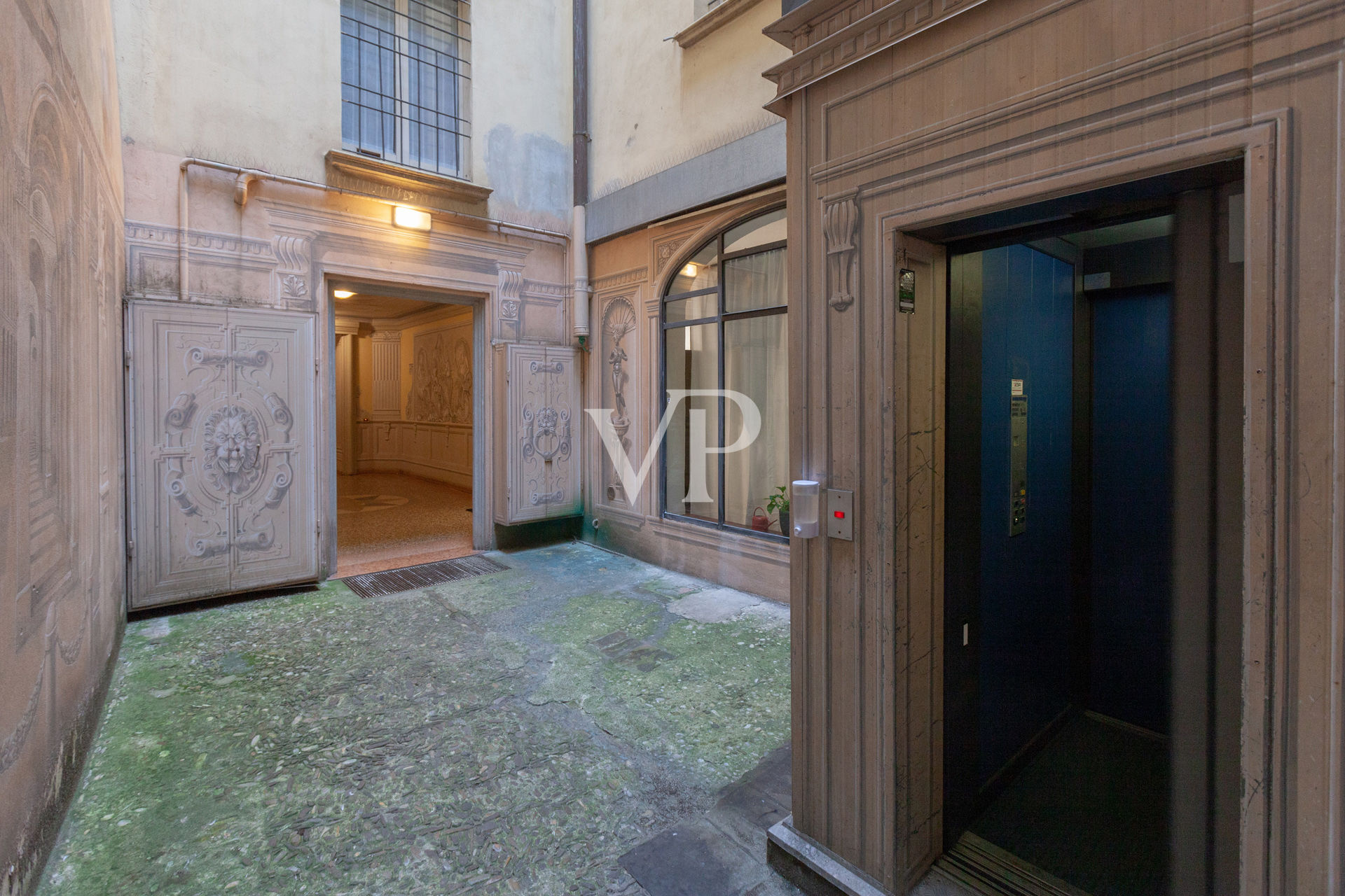 Wonderful attic in historic building in the center of Bologna