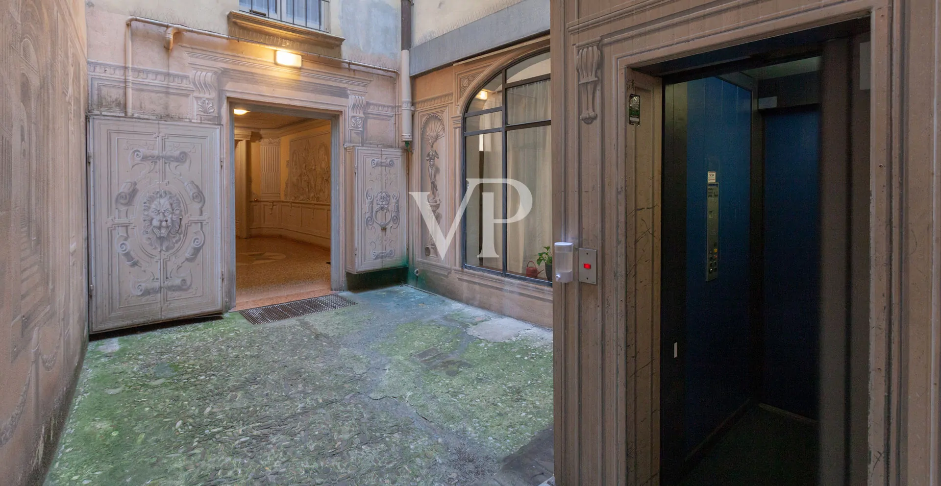 Wunderschöne Mansarde in historischem Gebäude im Zentrum von Bologna